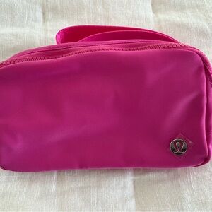 NWT lululemon pink Women’s Everywhere belt bag